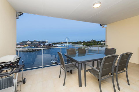 Dolphin Quay Apartments - E Caravan Parks 23
