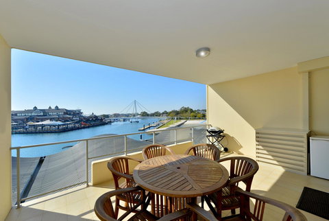 Dolphin Quay Apartments - E Caravan Parks 15