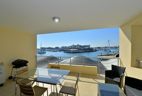 Dolphin Quay Apartments - E Caravan Parks 8
