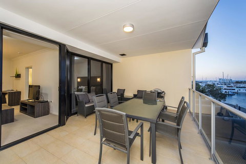 Dolphin Quay Apartments - E Caravan Parks 24