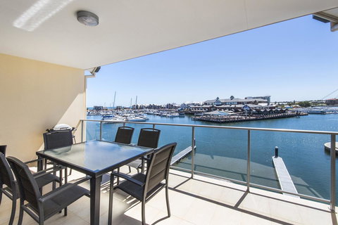 Dolphin Quay Apartments - E Caravan Parks 36