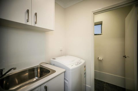 VIP Stays - Villa De Burswood Luxury 3BR Suite W/ King Bed FREE WIFI - E Caravan Parks 4