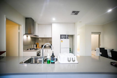 VIP Stays - Villa De Burswood Luxury 3BR Suite W/ King Bed FREE WIFI - E Caravan Parks 26