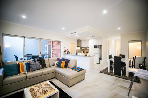 VIP Stays - Villa De Burswood Luxury 3BR Suite W/ King Bed FREE WIFI - E Caravan Parks 0