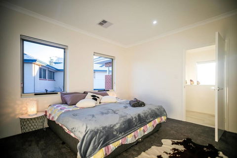 VIP Stays - Villa De Burswood Luxury 3BR Suite W/ King Bed FREE WIFI - E Caravan Parks 16