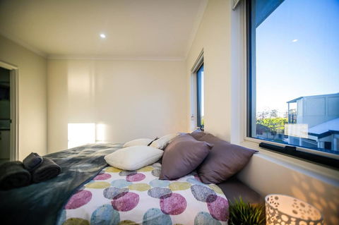 VIP Stays - Villa De Burswood Luxury 3BR Suite W/ King Bed FREE WIFI - E Caravan Parks 1
