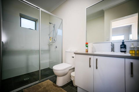 VIP Stays - Villa De Burswood Luxury 3BR Suite W/ King Bed FREE WIFI - E Caravan Parks 5