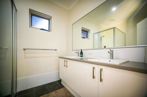 VIP Stays - Villa De Burswood Luxury 3BR Suite W/ King Bed FREE WIFI - E Caravan Parks 3