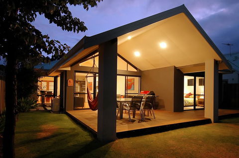 THE SANCTUARY LUXURY HOLIDAY HOME - E Caravan Parks 27