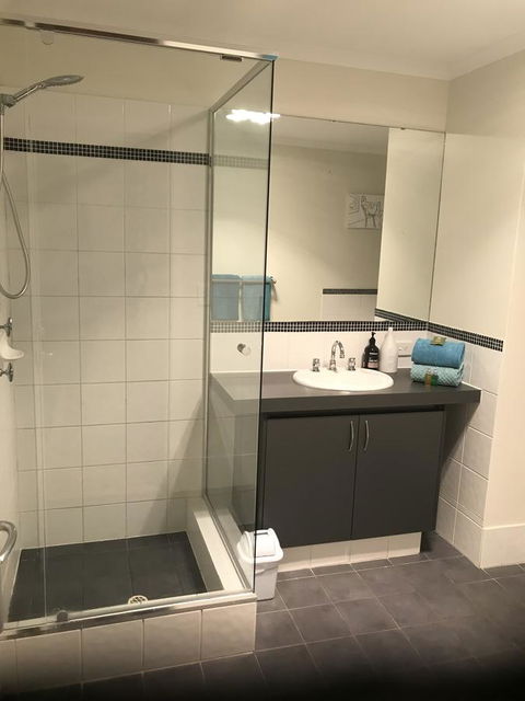 THE SANCTUARY LUXURY HOLIDAY HOME - E Caravan Parks 7