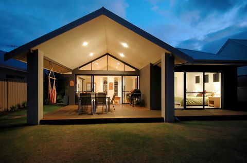 THE SANCTUARY LUXURY HOLIDAY HOME - E Caravan Parks 24
