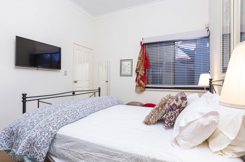 Como Executive Apartment - E Caravan Parks 7