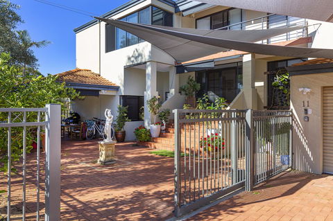 Como Executive Apartment - E Caravan Parks 1