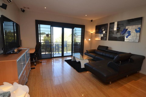 The Arcadia Apartment - E Caravan Parks 3