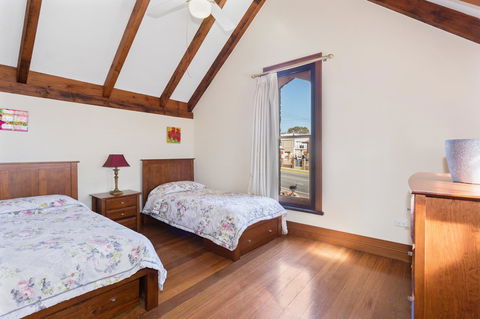 100 On South Callan Apartments - E Caravan Parks 12