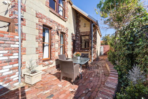 100 On South Callan Apartments - E Caravan Parks 24