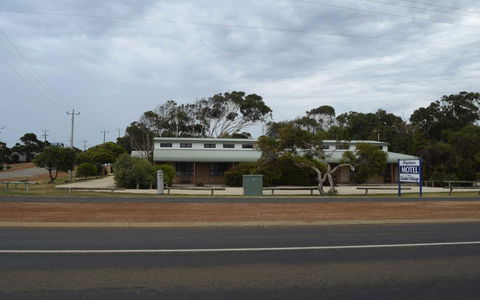 Hopetoun Motel & Chalet Village - E Caravan Parks 18