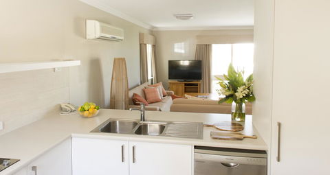 The Marina Hotel - Mindarie - E Caravan Parks 24