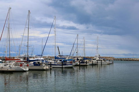 The Marina Hotel - Mindarie - E Caravan Parks 14