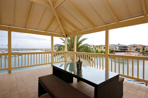 The Marina Hotel - Mindarie - E Caravan Parks 7