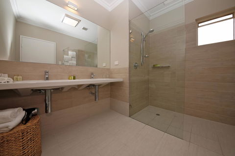 The Marina Hotel - Mindarie - E Caravan Parks 15