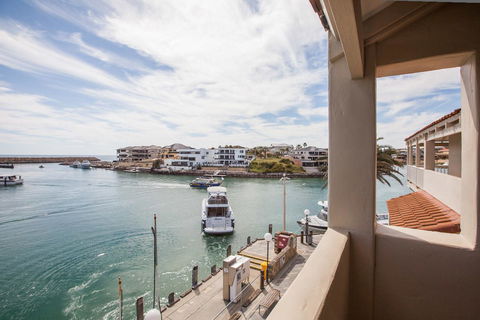 The Marina Hotel - Mindarie - E Caravan Parks 2