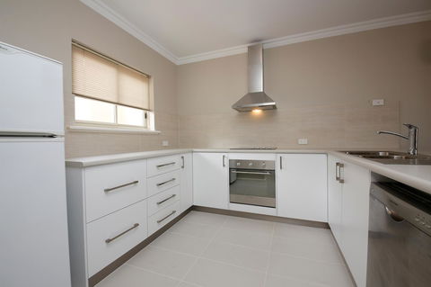 The Marina Hotel - Mindarie - E Caravan Parks 8