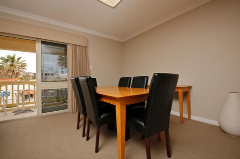 The Marina Hotel - Mindarie - E Caravan Parks 11