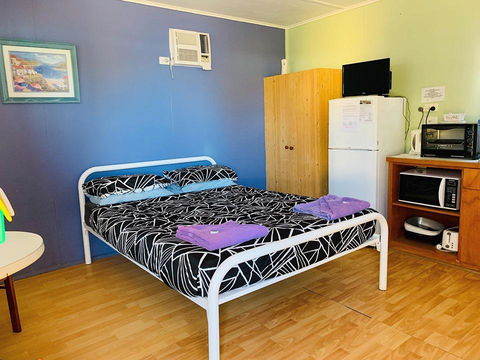 Shark Bay Cottages - E Caravan Parks 24