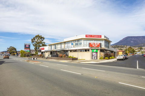 Nightcap At Carlyle Hotel - E Caravan Parks 20
