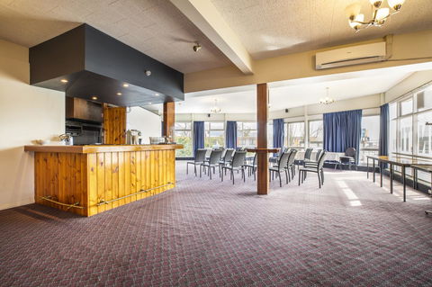 Nightcap At Carlyle Hotel - E Caravan Parks 24