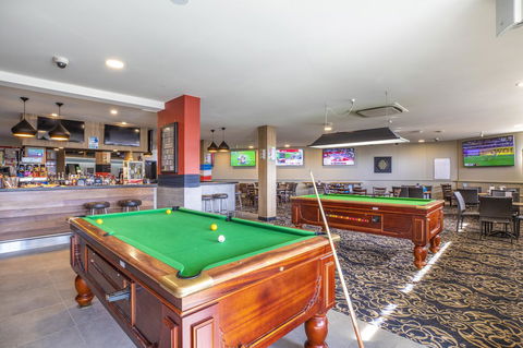 Nightcap At Carlyle Hotel - E Caravan Parks 21