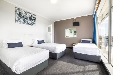 Nightcap At Carlyle Hotel - E Caravan Parks 11