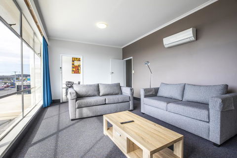 Nightcap At Carlyle Hotel - E Caravan Parks 6