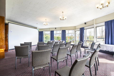 Nightcap At Carlyle Hotel - E Caravan Parks 25