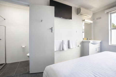 Nightcap At Carlyle Hotel - E Caravan Parks 2