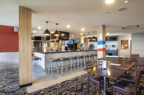 Nightcap At Carlyle Hotel - E Caravan Parks 23