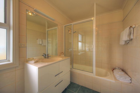 Stanley Village Waterfront Accommodation - E Caravan Parks 11