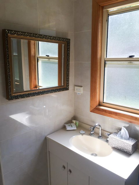 Stanley Hotel & Apartments - E Caravan Parks 24