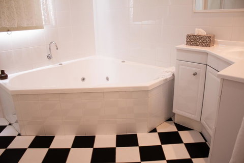 Stanley Hotel & Apartments - E Caravan Parks 12