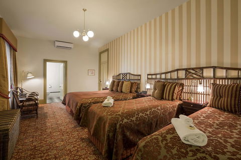 Hadley\'s Orient Hotel - E Caravan Parks 20