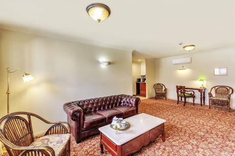 Hadley\'s Orient Hotel - E Caravan Parks 17