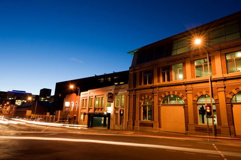 The Old Woolstore Apartment Hotel - E Caravan Parks 2