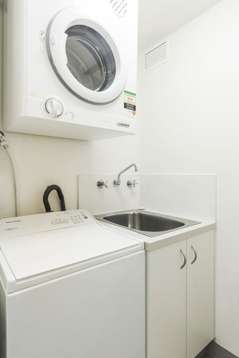 The Old Woolstore Apartment Hotel - E Caravan Parks 13