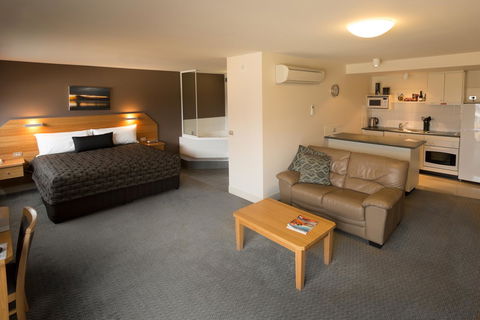 The Old Woolstore Apartment Hotel - E Caravan Parks 25