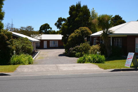 Castaway Holiday Apartments - E Caravan Parks 24