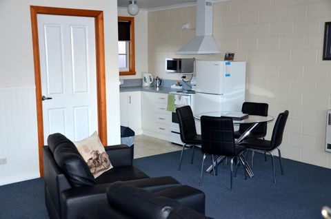 Castaway Holiday Apartments - E Caravan Parks 10