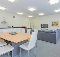 4 Bedroom House - Hobart CBD - Free Parking - E Caravan Parks