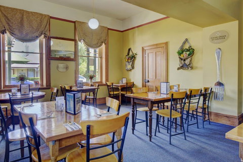 The Richmond Arms Hotel - E Caravan Parks 11
