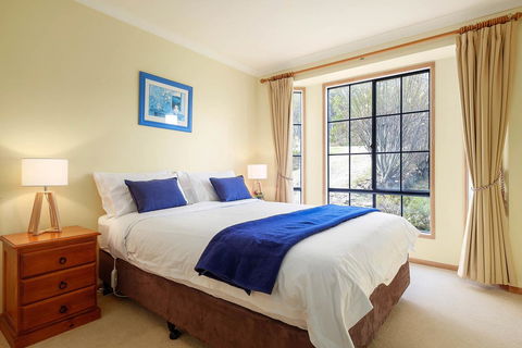 Omaroo Cottage Bruny Island - E Caravan Parks 9